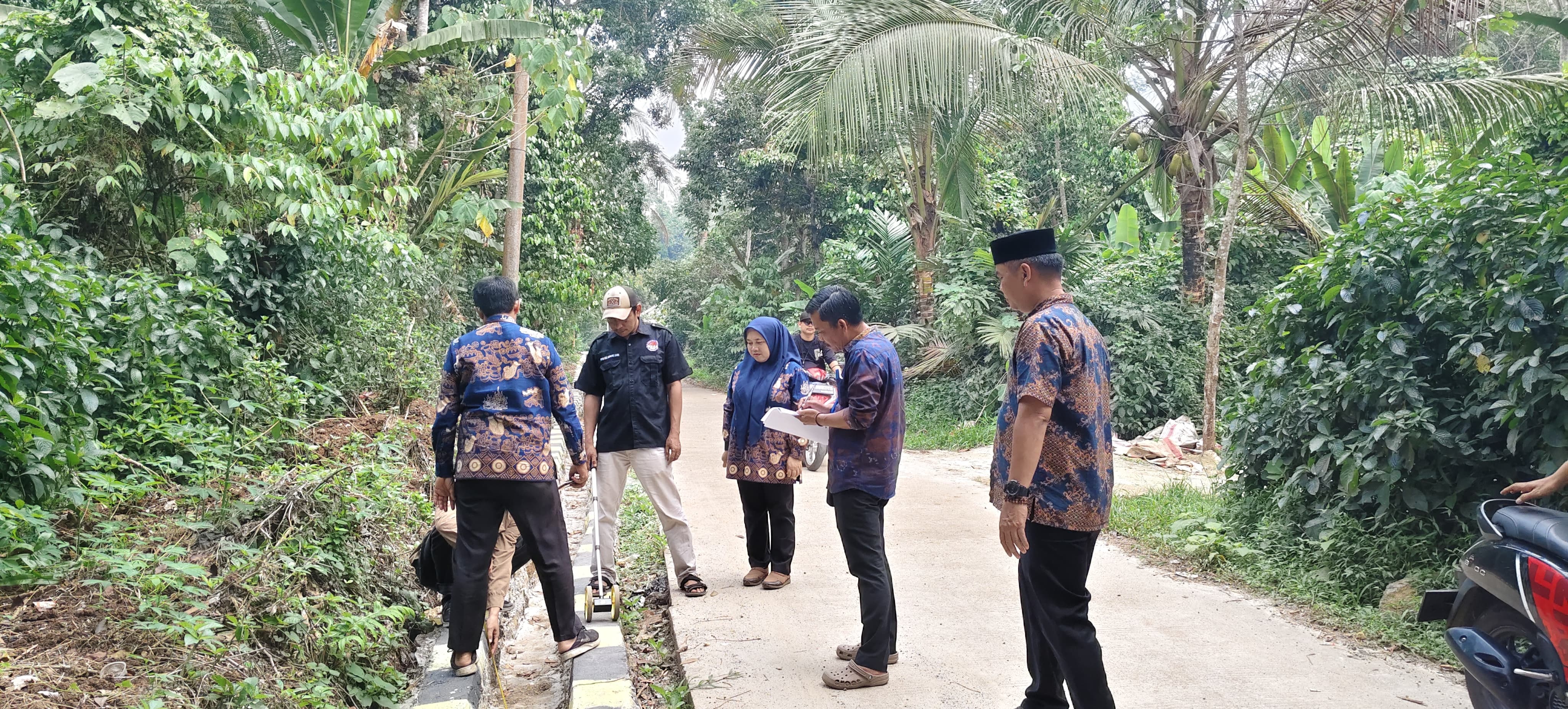 Monev pembangunan drainase dari tim Kecamatan