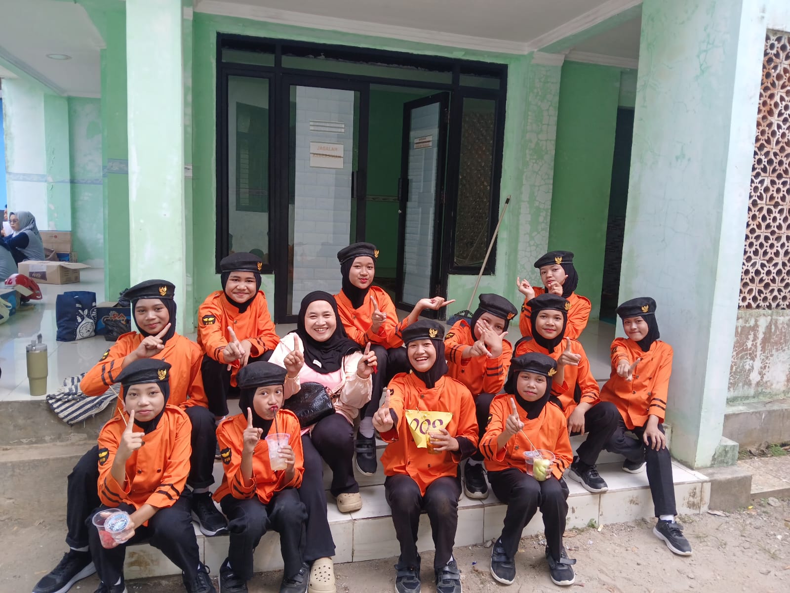 Gerak jalan tingkat sekolah dalam rangka peringatan HUT RI